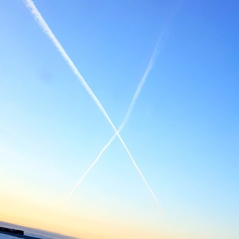 Það er engu líkara en almættið hafi ákveðið að senda skýr skilaboð til Skagfirðinga um að muna eftir að kjósa næstu helgi, þegar risstór kross var merktur á norðurhimininn. Myndin er tekin sl. sunnudag á Höfðaströndinni. Mynd: Fríða Eyjólfsdóttir.