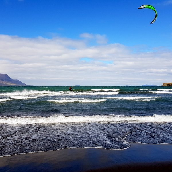 Þeyst á brimbrettum í ölduróti við Borgarsand