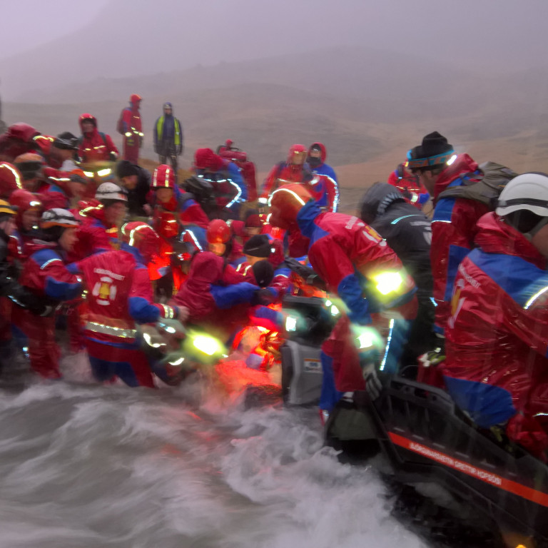 Myndina tók Þór Þorsteinsson þegar verið var að ferja mannskap og búnað yfir á í gríðarlegum vexti. Sexhjól með beltabúnaði sem er í eigu björgunarsveitarinnar Grettis á Hofsósi reyndist vel. Hjólið er lengst til hægri á myndinni og var, ásamt mannskap, notað til að brúa ána.