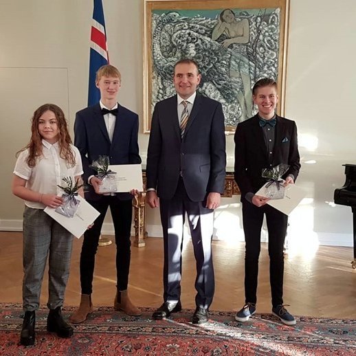 Verðlaun í myndakeppni Forvarnardagsins hlutu þau Jóhanna Inga Elfarsdóttir,  Leó Einarsson og Magnús Bjarki Jónsson. Hér eru þau ásamt Guðna Th. Jóhannessyni, forseti Íslands, sem afhenti verðlaunin sl. sunnudag. Aðsend mynd.