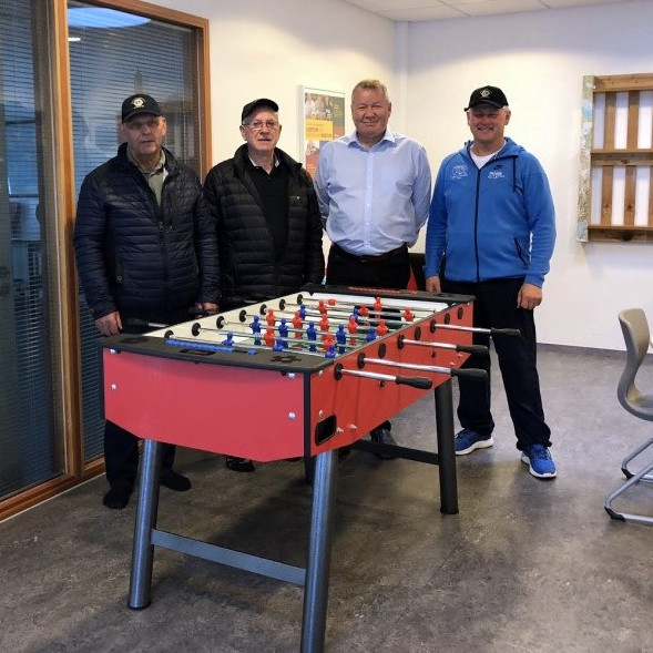 Félagar úr Lionsklúbbi Skagafjarðar ásamt Óskari Björnssyni, skólastjóra Árskóla. Mynd af heimasíðu Árskóla, arskoli.is.