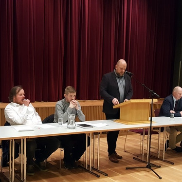 Frá framboðsfundi í Menningarhúsinu í Varmahlíð. Áskell Heiðar Ásgeirsson í pontu en hann stjórnaði fundunum með röggsemi og festu. Mynd: PF.