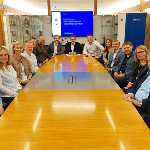 Mennta- og barnamálaráðherra og borgarstjóri með framkvæmdanefnd um uppbyggingu þjóðarhallar í innanhússíþróttum og starfshópi um uppbyggingu þjóðarleikvanga í íþróttum á fyrsta fundi framkvæmdanefndar. Þórey Edda þriðja frá vinstri. Mynd: Stjórnarráðið.