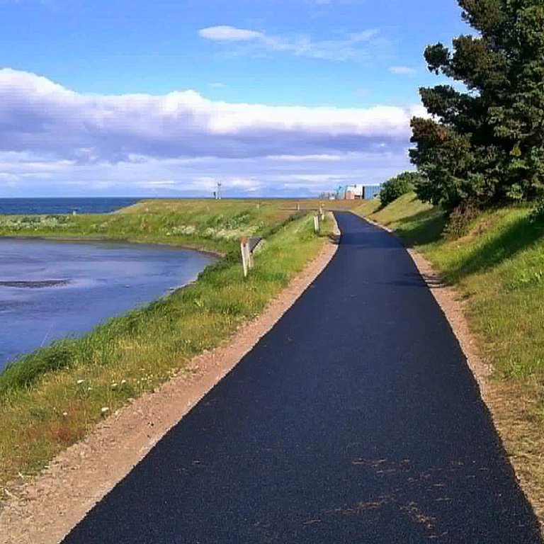 Göngustígurinn sem var verið að malbika heitir Bakkastígur. MYNDIR: VALLI