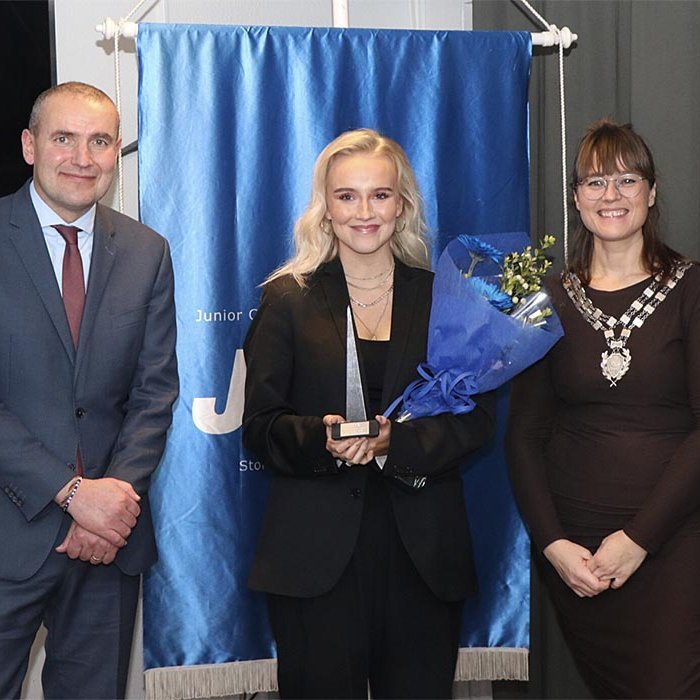 Forseti Íslands hr. Guðni Th. Jóhannesson, Sólborg Guðbrandsdóttir Framúrskarandi ungur Íslendingur 2022 og Ríkey Jóna Eiríksdóttir landsforseti JCI 2022. MYND AF FRAMÚRSKARANDI.IS