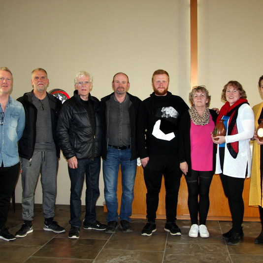 Frá afhendingu gjafanna: Frá vinstri: Steinar Már Björnsson, Jón Ágúst Björnsson, Björn Níelsson, Guðmundur Kr. Sigurbjörnsson, Brynjar Örn Guðmundsson, Guðrún Elín Björnsdóttir, Kristín Bjarnadóttir og Halla Rut Stefánsdóttir. Bróðir Unnar Bettýar, Björn Svavar, og systkin Guðrúnar, Níels Ragnar og Hrefna Björg gátu ekki verið viðstödd afhendinguna.