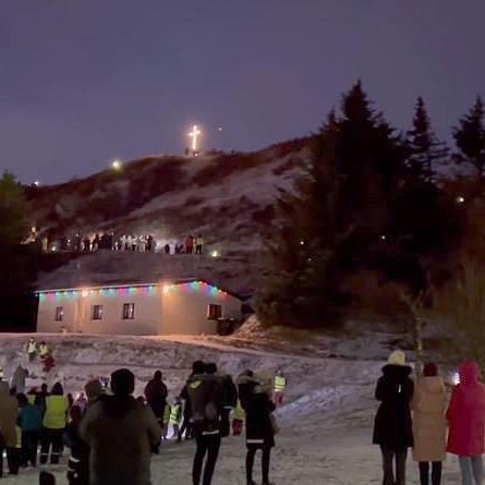 Það er ævinlega hátíðar- og gleðibragur yfir Friðargöngu Árskóla. MYND AF FEYKIR.IS