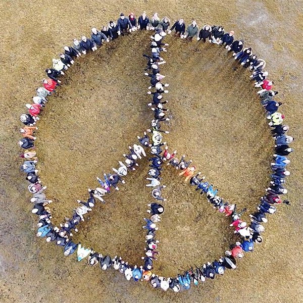 Skjáskot af gjörningnum á Skagaströnd sem á annað hundrað manns tók þátt í.