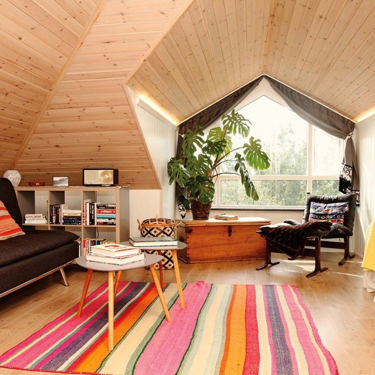 Myndin er úr studioíbúð í risinu. Við innréttingu íbúðanna var reynt að blanda nýju saman við gamla muni úr húsinu og víðar að til að skapa heimilislegt andrúmsloft. Myndir tóku Hildur María Valgarðsdóttir og Þóra Kristín Þórarinsdóttir.