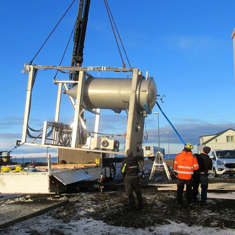 Vélabúnaði komið fyrir í nýja húsnæðinu á Blönduósi í dag. MYND: VALLI HÚNABYGGÐ
