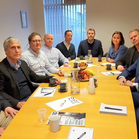 Frá samstarfsfundinum í húsakynnum FÍB. Frá vinstri: Björn Kristjánsson og Runólfur Ólafsson frá FÍB, Breki Karlsson frá Neytendasamtökunum, Óðinn Valdimarsson og Þórir Skarphéðinsson frá Bílgreinasambandinu, Jóhannes Þór Skúlason frá SAF, Þórhildur Elín Elínarsdóttir, Guðmundur Helgason og Þórólfur Árnason frá Samgöngustofu.