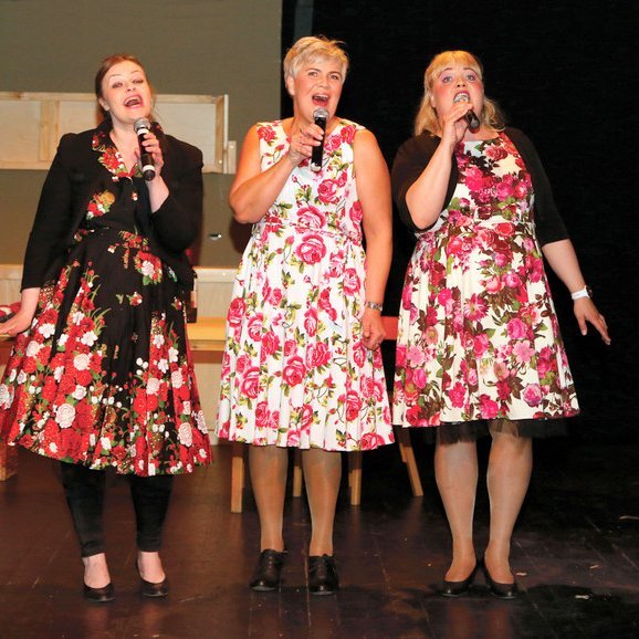 Sigurlaug Vordís, Elva Guðmunds og Inga Dóra Ingimars syngja af innlifun. Myndir: Gunnhildur Gísladóttir.