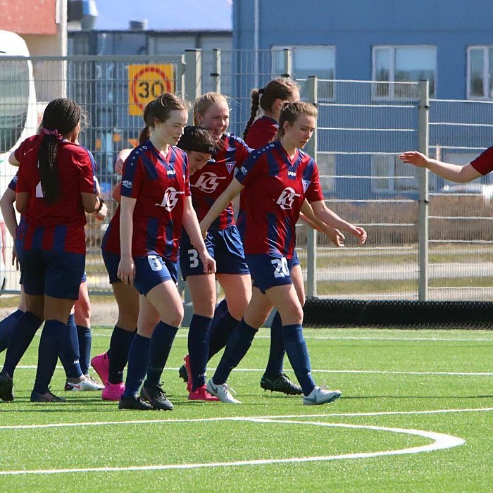 Stólastúlkur fagna fyrra marki sínu í leiknum sem María Dögg gerði. MYND: ÓAB