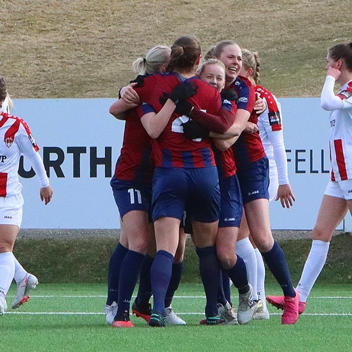 Stólastúlkur fagna fyrsta marki sínu í Pepsi Max deildinni. MYNDIR: ÓAB