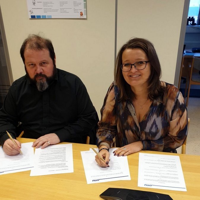 Jón Jónsson, verkefnastjóri Rannsóknaseturs Háskóla Íslands á Ströndum, og Unnur Valborg Hilmarsdóttir, framkvæmdastjóri SSNV, undirrita samninginn. Mynd:ssnv.is