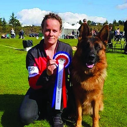 Margrét og Baron á hundasýningu