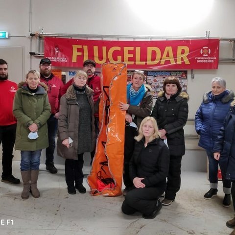 Frá afhendingunni, f.v. Ævar Marteinsson, Helga Hreiðarsdóttir, Ágúst Þorbjörnsson, Jónína Sigurðardóttir, Kristján Svavar Guðmundsson, Jónína Ragna Sigurbjartsdóttir, Árborg Ragnarsdóttir, Gréta Jósefsdóttir, Dýrunn Hannesdóttir og Freyja Ólafsdóttir. Mynd:Facebooksíða Björgunarsveitarinnar Húna.