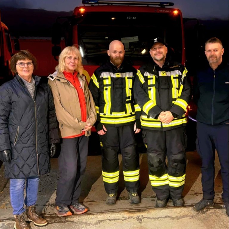 Fulltrúar Gæranna, Gréta og Árborg, Færa Birgi slökkviliðsmanni, Þorsteini varaslökkviliðsstjóra og Val Frey slökkviliðsstjóra styrkinn. Mynd tekin af heimasíðu Húnaþings vestra.