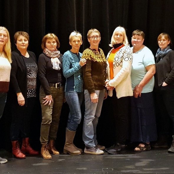 Gærurnar fyrir framan sviðstjöld sem þær gáfu í Félagsheimilið á Hvammstanga haustið 2019. Mynd af FB-síðu Nytjamarkaðarins.