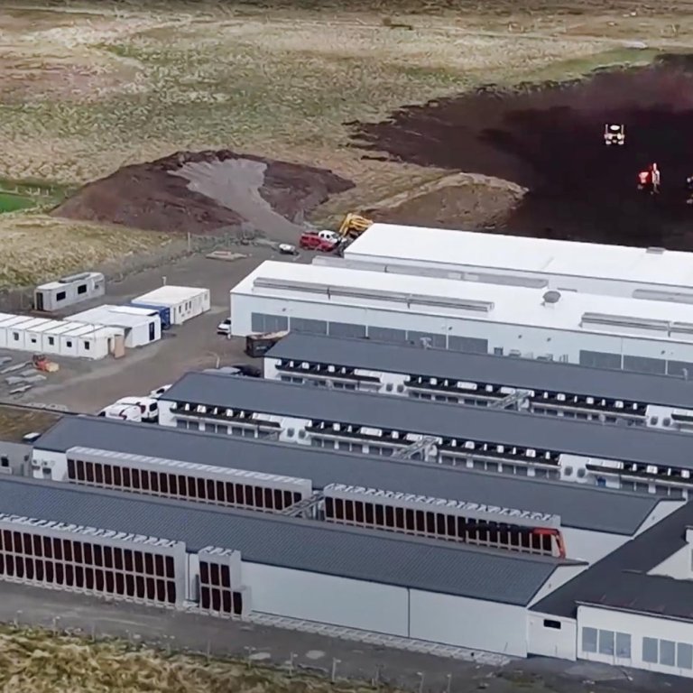 Séð yfir gagnaver Borealis á Blönduósi og fjærst má sjá vinnuvélar vinna þar sem nýbyggingin mun rísa. SKJÁSKOT AF SÝN