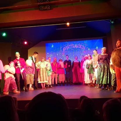 Frá framklappi á frumsýningu. Mynd: Hrafnhildur Viðarsdóttir.