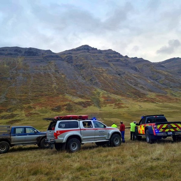 Ef vel er að gáð má sjá þyrluna bera við himinn hátt uppi í klettum á þeim slóðum sem maðurinn sat fastur í sjálfheldu sl. föstudag. Mynd af FB- síðu Skagfirðingasveitar/Jón Daníel Jóhannsson.