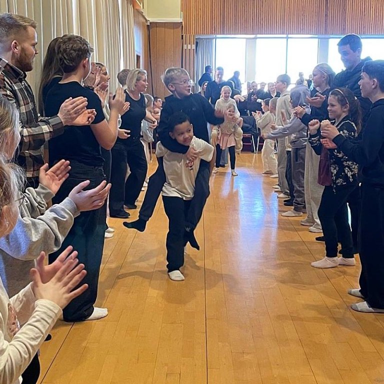 Gleði, taktur og troðfullt hús á Hofsósi. MYND AF GAV.IS