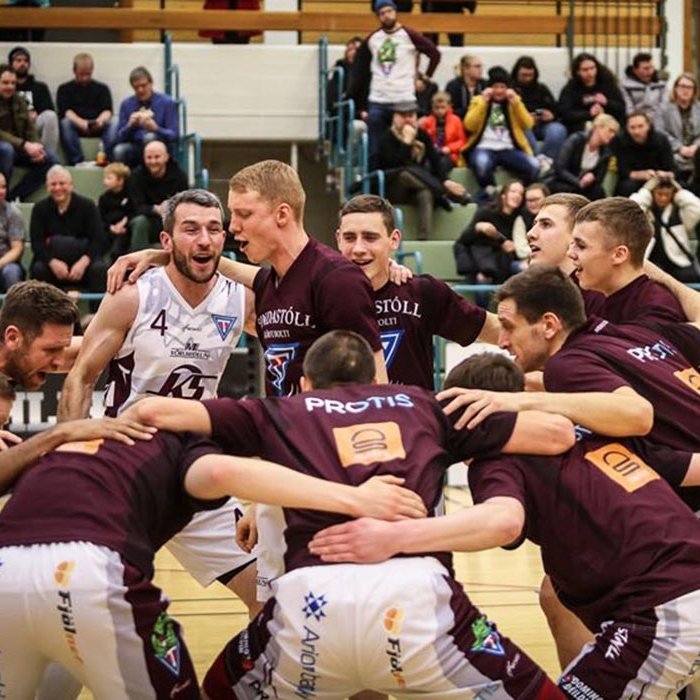 Kampakátar kempur Tindastóls keyra sig upp fyrir leik. MYND: HJALTI ÁRNA