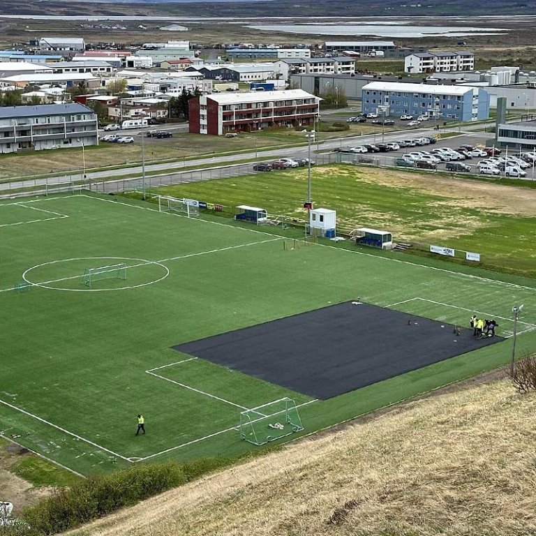 Verið var að leggja gervigrasið á völlinn í gær. MYND: VALGEIR KÁRA