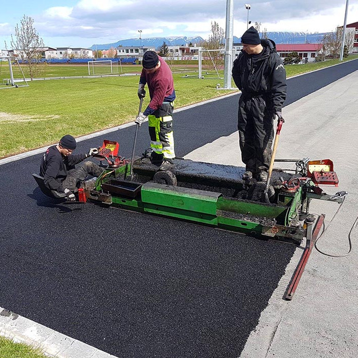 Í síðustu viku var unnið við að setja gúmmí undirlag á völlinn. MYNDIR: ÓMAR BRAGI