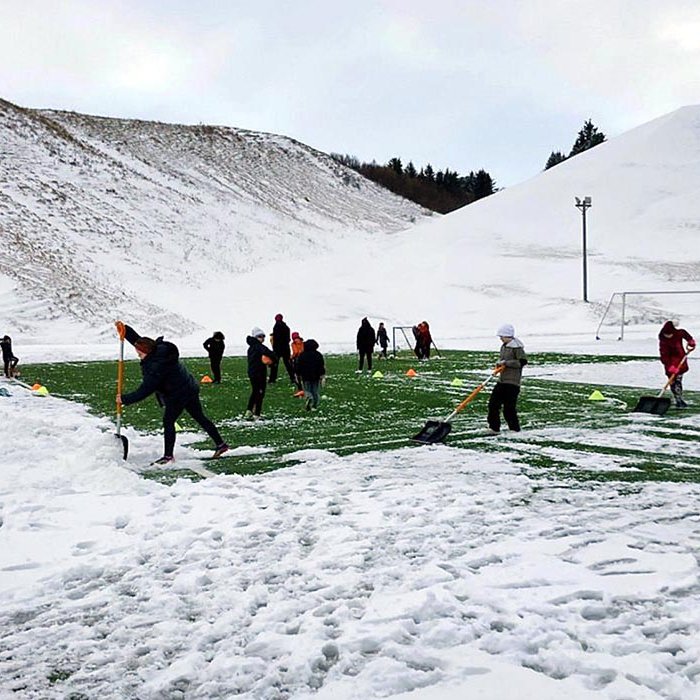 Minnir bara á Rocky IV. Ungt knattspyrnufólk mokar snjó af gervigrasinu á Króknum. MYND: TINDASTÓLL.IS