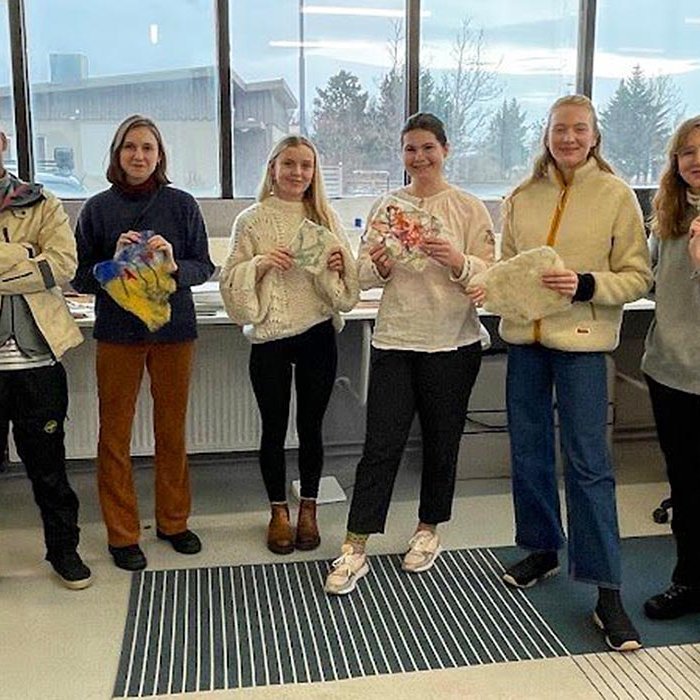 Brosmildir nemendur Listaháskólans í vettvangsferð í TextílLab. MYND: TEXTÍLMIÐSTÖÐ ÍSLANDS