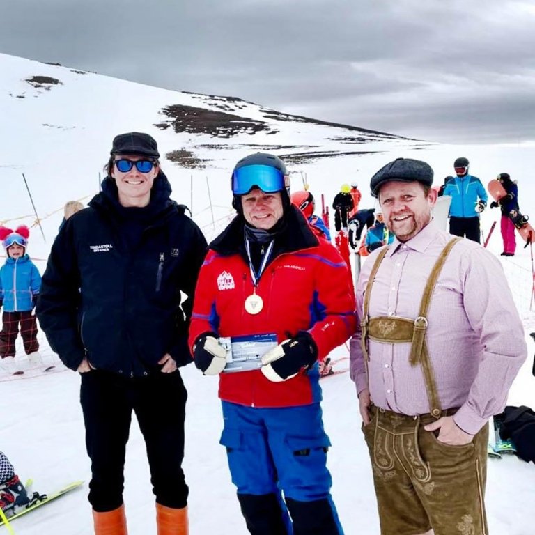 Tíu þúsundasti skíðamaður vetrarins fékk að launum árskort fyrir næsta vetur. Sá heppni er hér fyrir miðju en lengst til vinstri er Sigurður Hauksson staðarhaldari og hægra megin er Sigurður Rafnsson formaður skíðadeildar Tindastóls. AÐSEND MYND