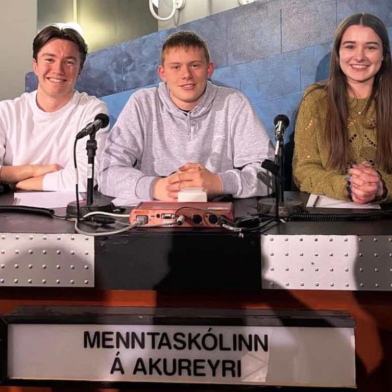 Sólveig Erla og félagar hennar í Gettu betur-liði MA. MYND AF RÚV.IS