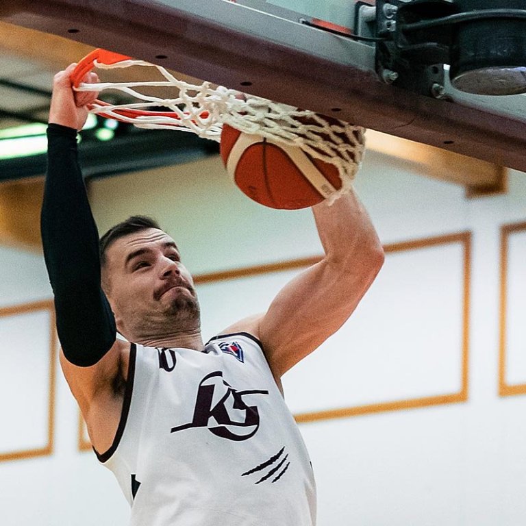 Giannis treður boltanum í körfu Grindvíkinga fyrir viku. Kappinn getur eitt og annað inni á vellinum. MYND: SIGURÐUR IINGI