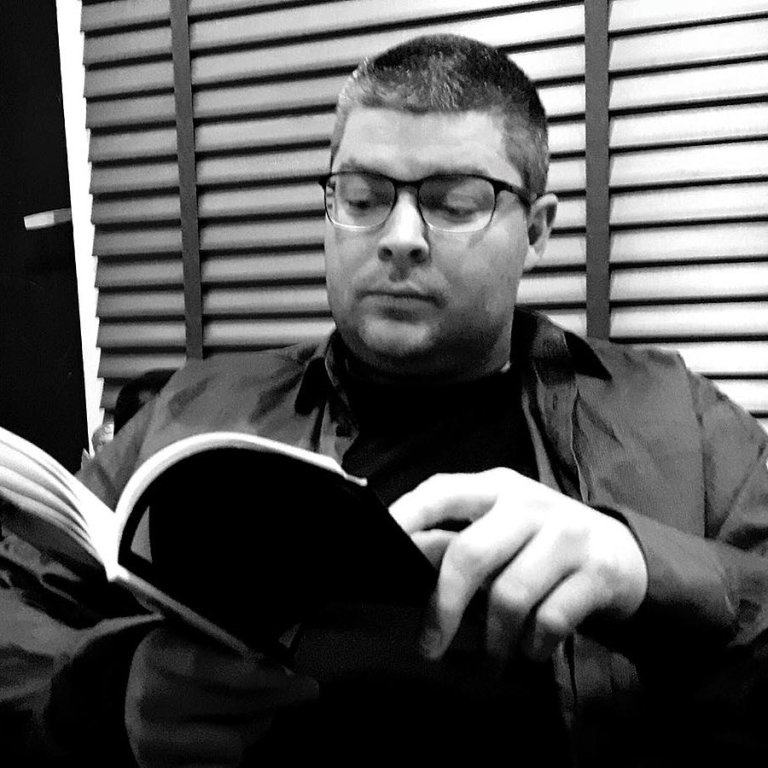 Gísli grípur í bók. MYND AÐSEND