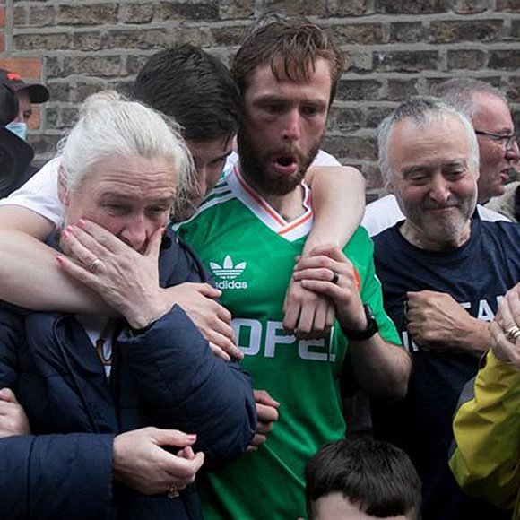 Harrington fjölskyldan í gleðivímu í Dublin að bardaganum loknum. Gitzy fyrir miðju í írsku treyjunni.