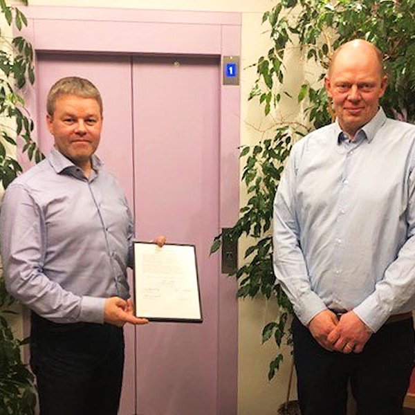 Sigfús Ingi Sigfússon, sveitarstjóri, tekur við gjafabréfinu sem Einar Einarsson, formaður stjórnar Menningarseturs Skagfirðinga, afhenti. MYND: KRISTÍN JÓNSDÓTTIR