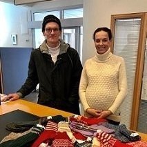 Anton Scheel Birgisson og Liljana Milenkoska, verkefnastjóri, sem tók við gjöfinni fyrir hönd barnanna. Mynd:hunating.is.