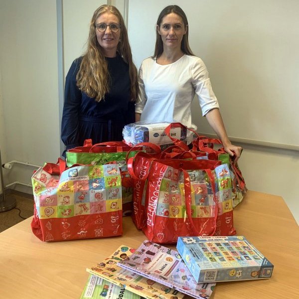 Selma Barðdal Reynisdóttir, fræðslustjóri, og Inga Huld Þórðardóttir, talmeinafræðingur, með gjöfina. Mynd:skagafjordur.is