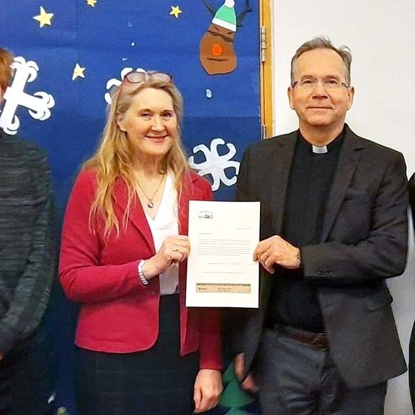 Kristinn Örn Guðmundsson, séra Dalla Þórðardóttir, séra Gísli Gunnarsson og Lydía Einarsdóttir við afhendingu gjafar til Hjálparstarfs kirkjunnar frá nemendum og starfsfólki Varmahlíðarskóla. MYND: VARMAHLÍÐARSKÓLI.IS