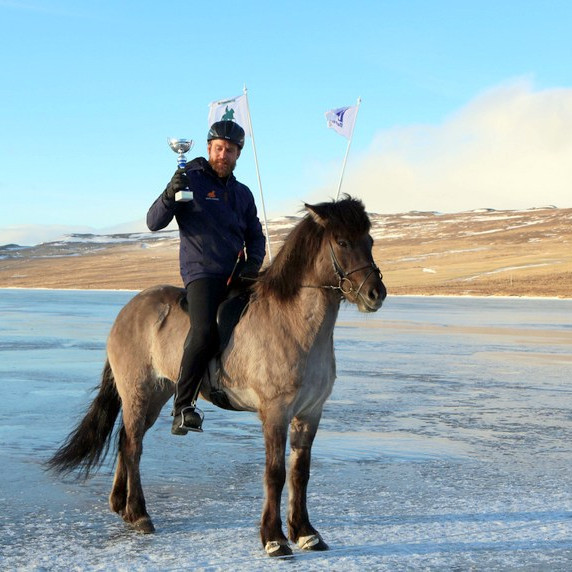 Glæsilegasti hestur mótsins, Þokkadís frá Kálfhóli 2, og Viggó Sigurðsson knapi og einn eigenda hennar. Mynd: Ísmót Svínavatni.