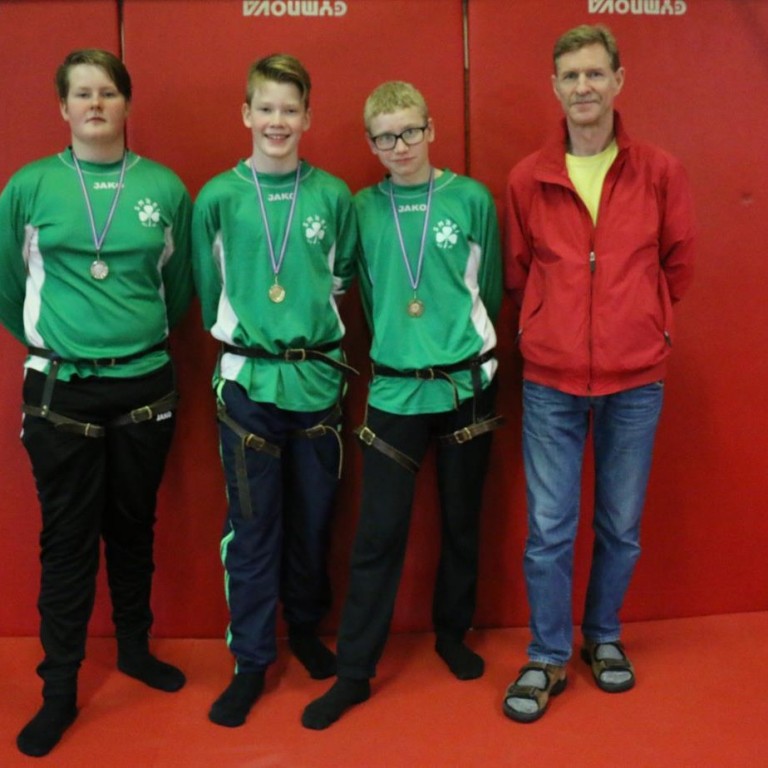 Glímukapparnir frá Varmahlíð, ásamt Karli Lúðvíkssyni. Frá vinstri: Þórir Árni Jóelsson, Guðmundur Smári Guðmundsson og Skarphéðinn Rúnar Sveinsson, við hlið Karls.