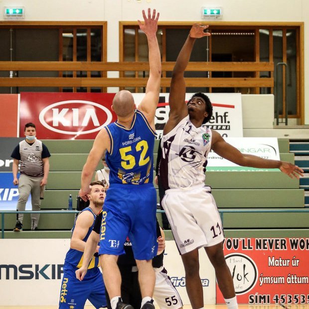 Eftir síðasta leik, gegn Grindavík, var reynt að finna lausnir á íþyngjandi klásúlu í samningi Shawn Glover og fá hann til að klára tímabilið. Mynd: Hjalti Árna.