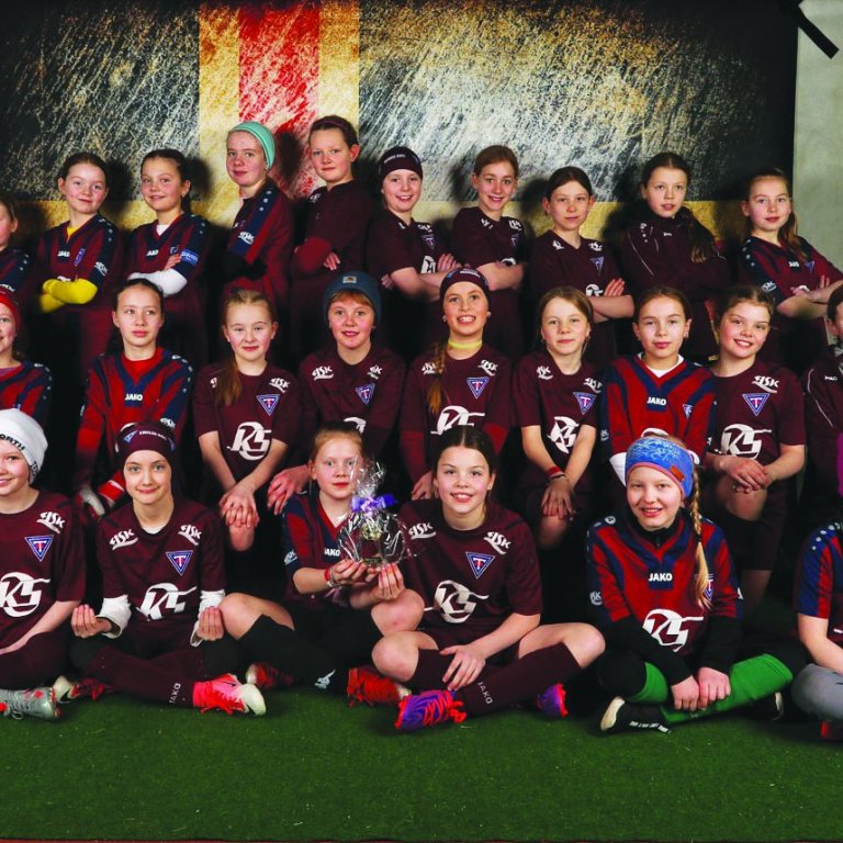 Stelpurnar glaðar með Goðamótsskjöldin.