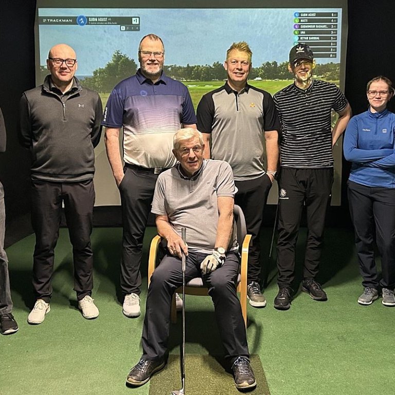 Þátttakendur á Pebble Beach frá vinstri: Guðmundur Ragnars, Björgvin Reynis, Guðmundur Ágúst, Óli Barðdal, Atli Freyr sigurvegari, Una Guðmunds og Marteinn Jóns en fyrir framan situr Reynir Barðdal. Allt eru þetta auðvitað meistarar. AÐSEND MYND