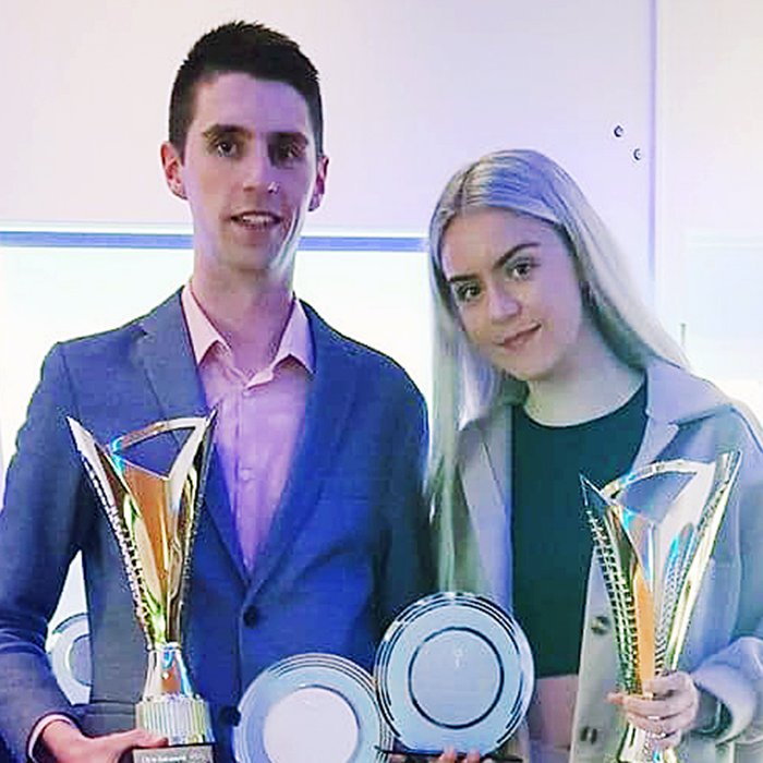 Arnar Geir og Anna Karen hlaðin verðlaunagripum. MYND AF SÍÐU GSS