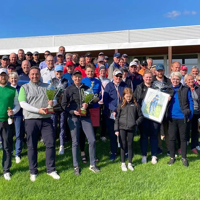 Fríður hópur sveiflukónga og -drottninga á Hamarsvelli í Borgarnesi. MYND: BJB