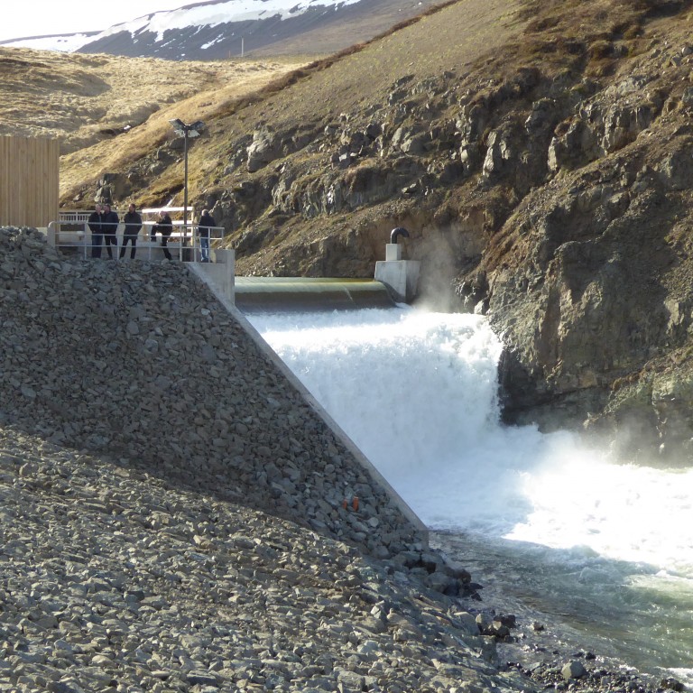 Stíflan og inntakshúsið. Mynd: Valgeir Kárason.