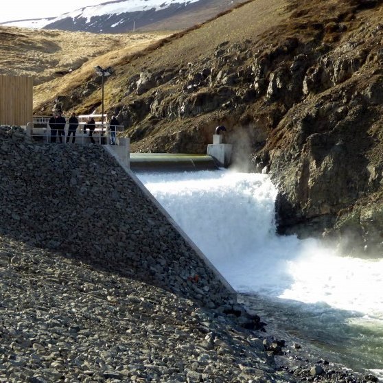 Stífla og inntakshús Gönguskarðsárvirkjunar. Mynd: Valgeir Kárason.